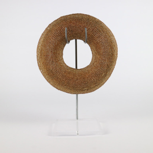 Boule bangle on stand gold